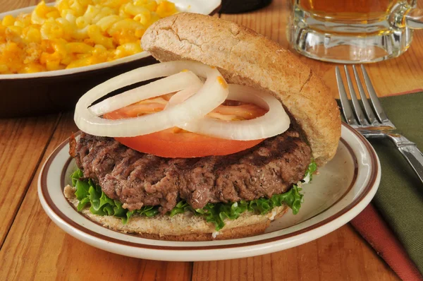 Hamburgare och öl — Stockfoto