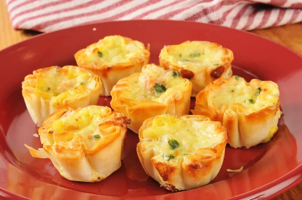 Mini quiche avec des morceaux de bacon — Photo