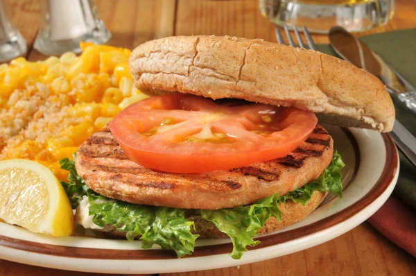 Salmão hambúrguer closeup — Fotografia de Stock