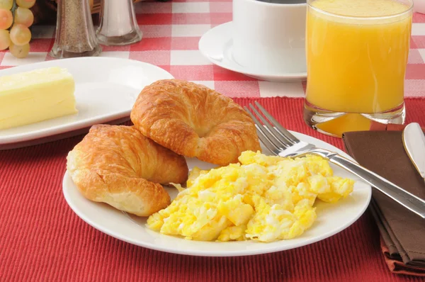 Croissanty a míchaná vejce — Stock fotografie