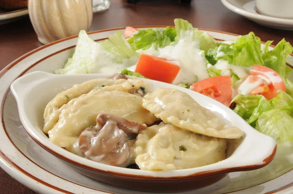 Kuřecí portabella houbové ravioli — Stock fotografie