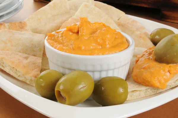 Nummus con aceitunas verdes y pan de pita — Foto de Stock