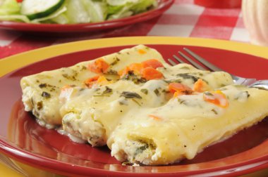 makarna ıspanak ve rocitta ile doldurulmuş peynir