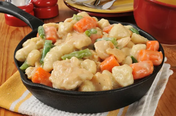 Chicken and dumplings in a cast iron skillet — Stock Photo, Image