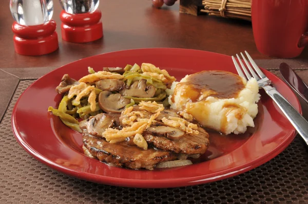 Salisbury-Steak mit grünen Bohnen-Auflauf — Stockfoto