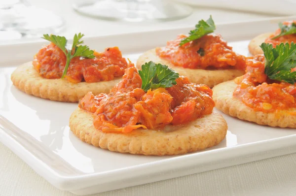 Cracker mit Bruschetta — Stockfoto