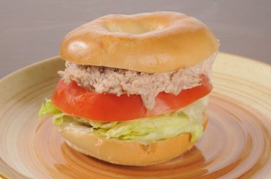 ton balıklı sandviç ekmek üzerinde