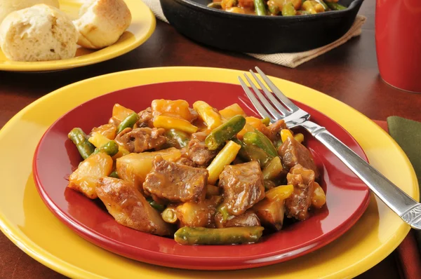 Carne de bovino refogada e batatas — Fotografia de Stock