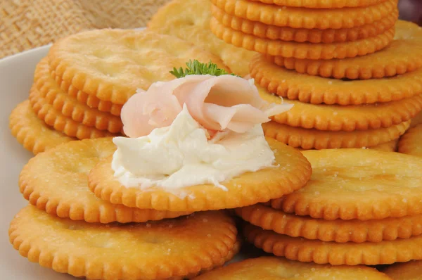 Schinken und Käse auf Crackern — Stockfoto