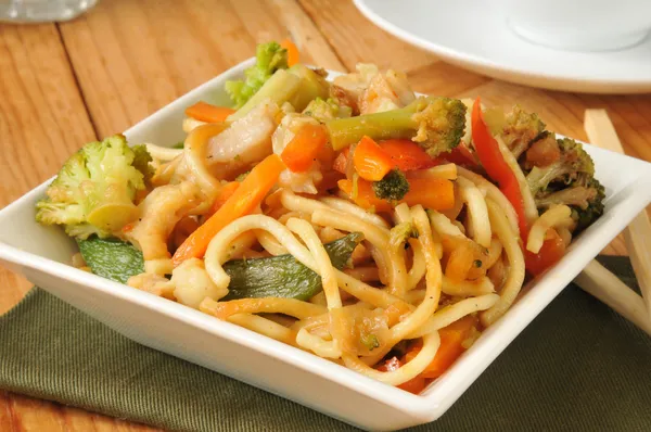 Chicken chow mein — Stock Photo, Image