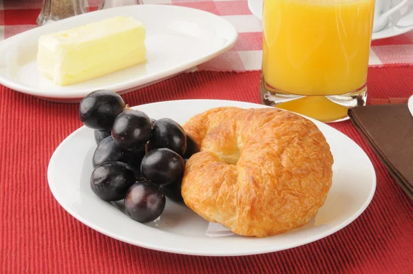 Croissant and grapes — Stock Photo, Image