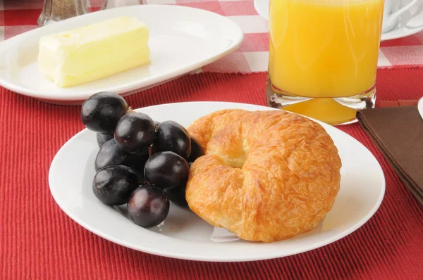 Croissant e uvas — Fotografia de Stock