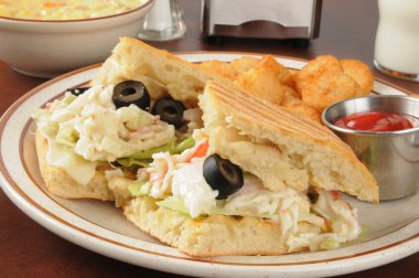 Deniz ürünleri sandviçi ve çorba