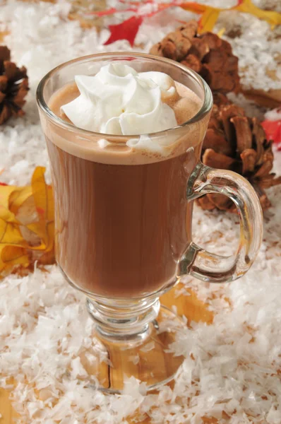 Chocolate caliente en la nieve — Foto de Stock