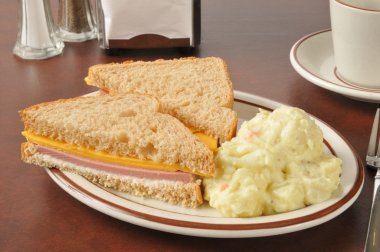 Peynirli ve salamlı sandviç