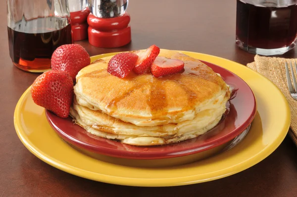 Pancakes with strawberries — Stock Photo, Image