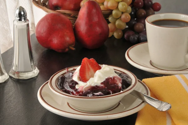 Greek yogurt with strawberries — Stock Photo, Image