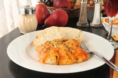 dört peynirli manicotti kırmızı şarap ile