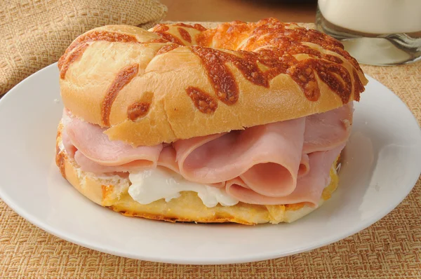 Sandwich jambon sur un bagel à l'oignon — Photo