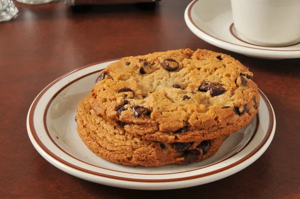 Thick chocolate chip cookies — Stock Photo, Image