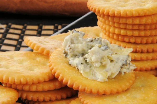 Bolachas com molho de alcachofra de espinafre — Fotografia de Stock