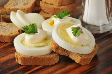 Katı pişmiş yumurta dilimleri
