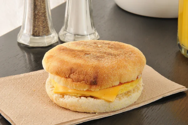 Englischer Muffin mit Schinken, Ei und Käse — Stockfoto