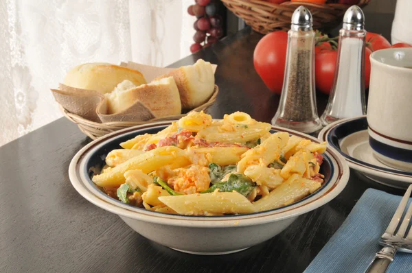 Smoked mozzarella pasta salad — Stock Photo, Image