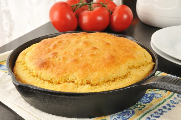 Cornbread in a cast iron skillet — Stock Photo, Image