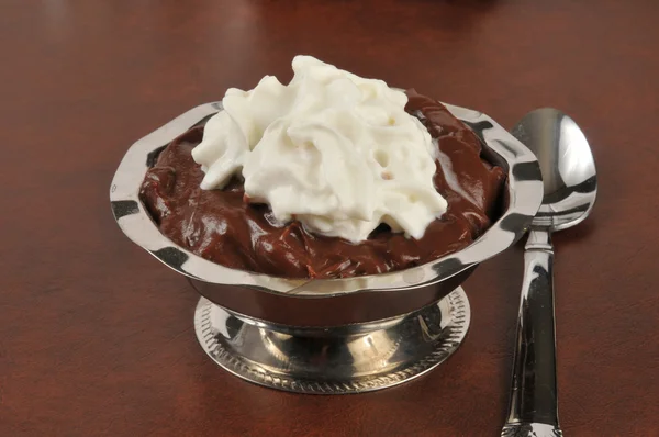 Budín de chocolate con crema batida —  Fotos de Stock