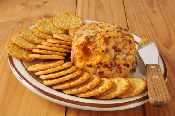 Galletas y una bola de queso — Foto de Stock