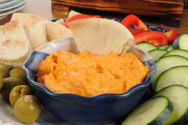 Humus ile sebze tabağı