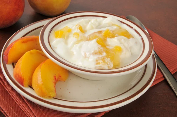 希腊酸奶和新鲜的桃子 — 图库照片