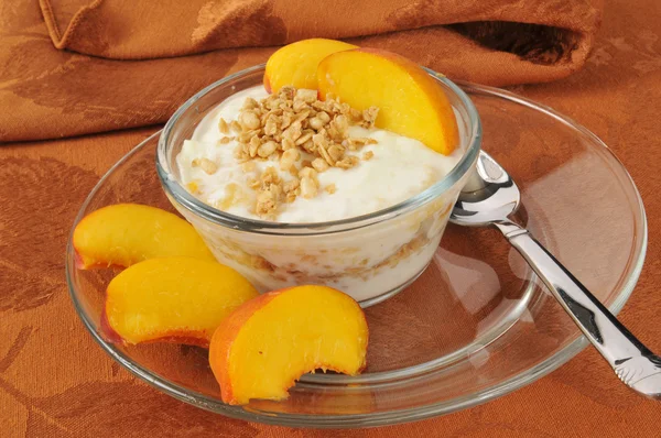 Greek yogurt with peaches — Stock Photo, Image