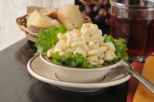 Salade de macaronis avec petits pains — Photo