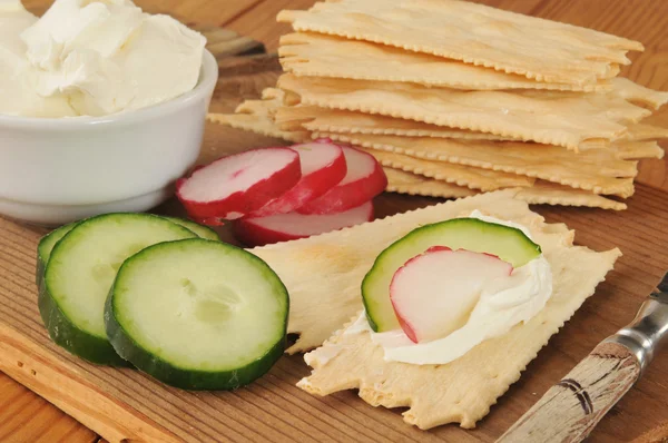 Biscoitos finos com queijo creme — Fotografia de Stock