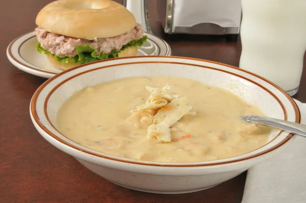 Sopa de queijo de frango com um sanduíche — Fotografia de Stock