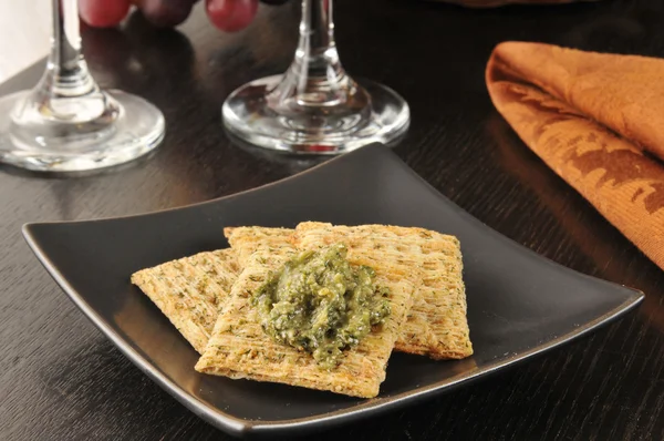 Crackers met pesto — Stockfoto