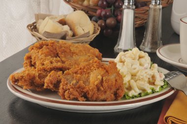 kızarmış tavuk makarna salatası ile