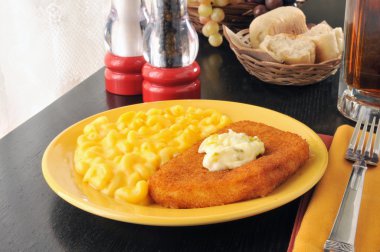 Makarna ve peynir ile balık