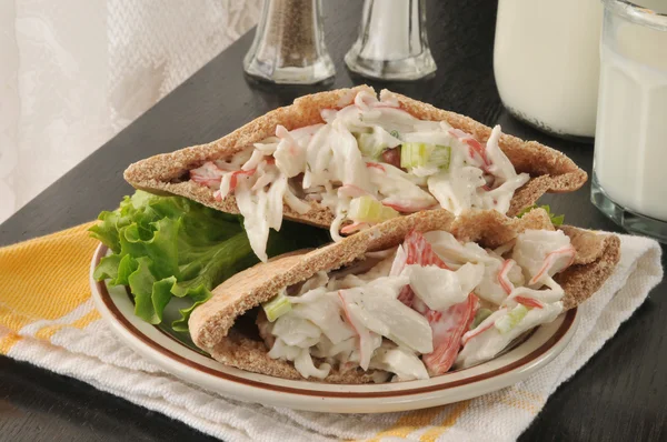 Panino ai frutti di mare sul pane pita — Foto Stock