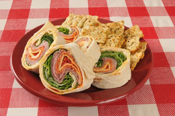 Wrap smörgås med italienska ostar och kallskuret — Stockfoto