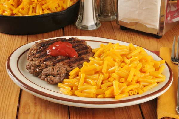 Hambúrguer grelhado com macarrão e queijo — Fotografia de Stock