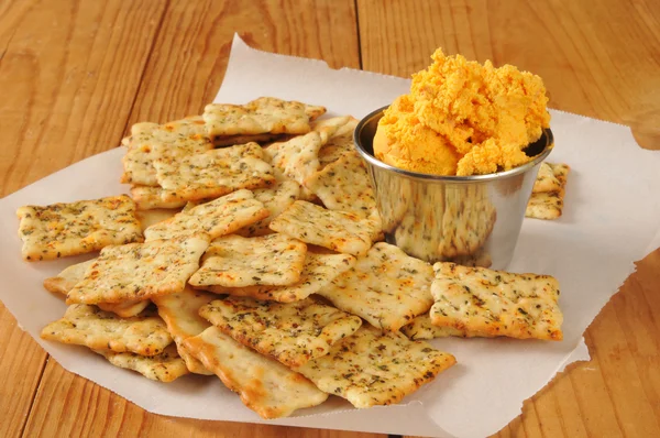 Galletas de pan plano con queso cheddar — Foto de Stock