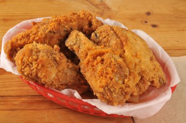 Sepette kızarmış tavuk.