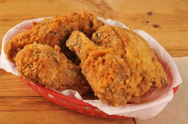 Gefrituurde kip in een mand — Stockfoto