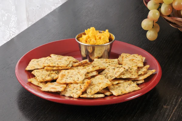 Tocino queso cheddar propagación y galletas saladas —  Fotos de Stock
