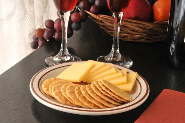 Smoked Gouda Cheese with Crackers — Stock Photo, Image
