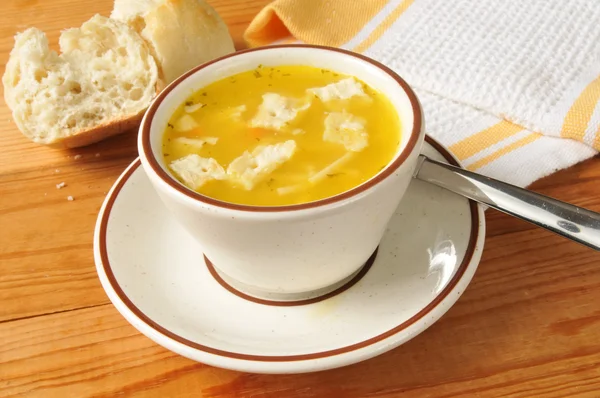 Чашка куриного супа с лапшой — стоковое фото
