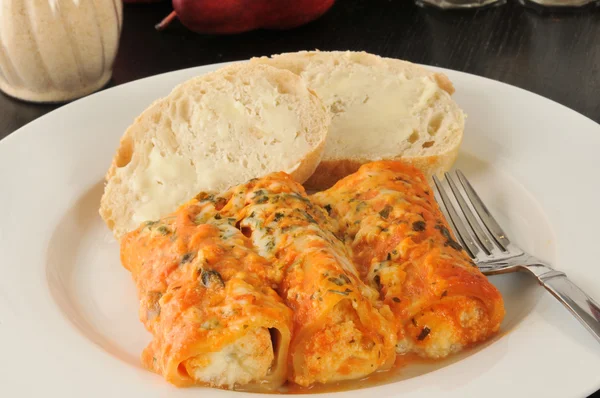 Cuatro manicotti de queso con pan — Foto de Stock